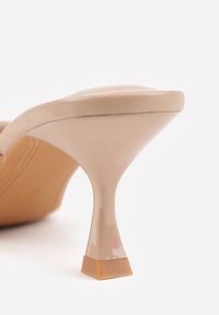 Renee - Ciemnobeżowe Minimalistyczne Klapki Japonki na Kaczuszce Saphohsa. Okazja: na co dzień. Kolor: beżowy. Materiał: skóra. Sezon: lato. Obcas: na szpilce. Styl: casual, elegancki. Wysokość obcasa: średni #7