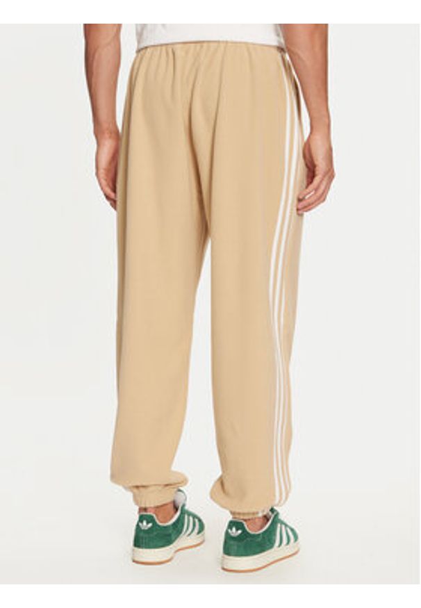 Adidas - adidas Spodnie dresowe adicolor 3-Stripes IZ2490 Beżowy Regular Fit. Kolor: beżowy. Materiał: syntetyk