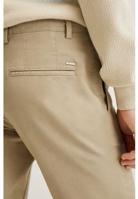 Mango Man spodnie męskie kolor beżowy w fasonie chinos. Okazja: na co dzień. Kolor: beżowy. Materiał: włókno, tkanina. Wzór: gładki. Styl: casual