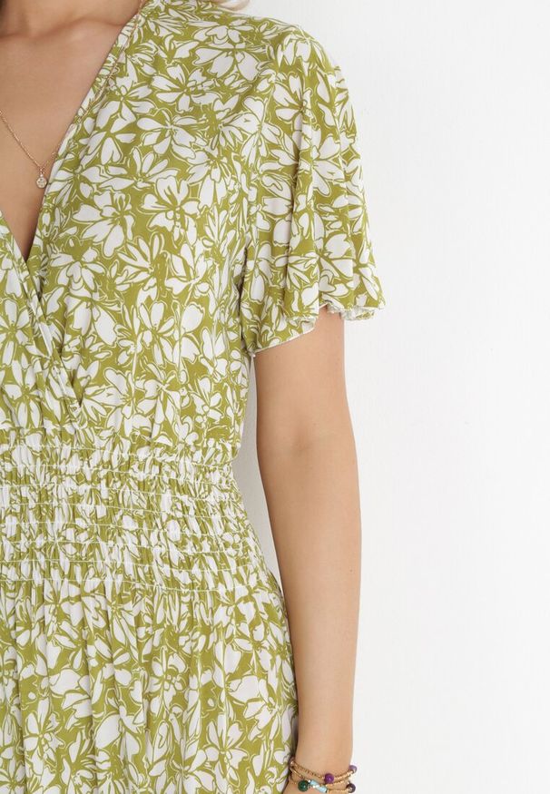 Born2be - Jasnozielona Sukienka Maxi z Gumką w Talii i Kopertowym Dekoltem w Kwiaty Alaegha. Kolor: zielony. Długość rękawa: krótki rękaw. Wzór: kwiaty. Typ sukienki: kopertowe. Długość: maxi