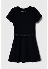 TOMMY HILFIGER - Tommy Hilfiger sukienka dziecięca kolor granatowy mini rozkloszowana. Kolor: niebieski. Długość rękawa: krótki rękaw. Typ sukienki: rozkloszowane. Styl: klasyczny. Długość: mini #1