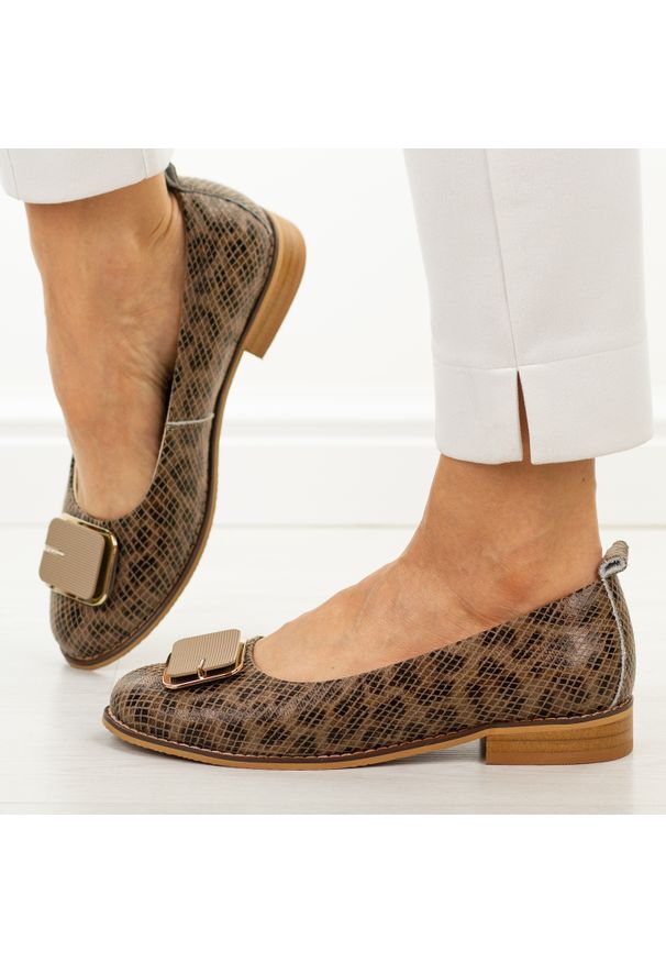 Brązowe skórzane półbuty damskie Cambell 19456. Okazja: na co dzień, na spacer. Nosek buta: okrągły. Kolor: brązowy. Szerokość cholewki: normalna. Wzór: aplikacja. Materiał: skóra. Sezon: wiosna, lato. Obcas: na obcasie. Styl: casual, klasyczny, elegancki