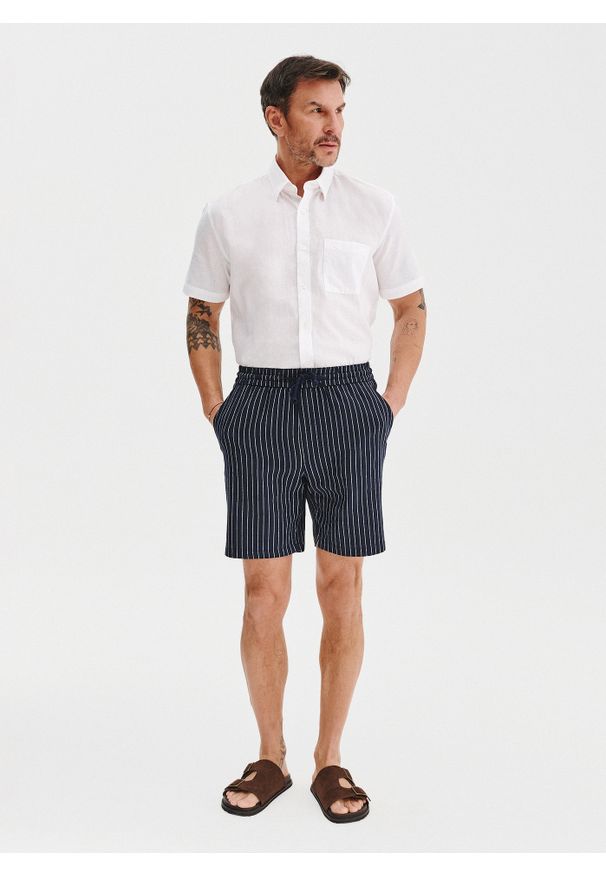 Pako Lorente - PAKO LORENTE - Granatowe spodenki męskie w prążek z lnem. Okazja: na co dzień. Kolor: niebieski. Materiał: len. Wzór: prążki. Styl: casual