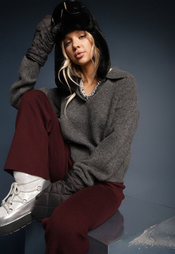 Renee - Ciemnoszary Krótki Sweter z Trójkątnym Dekoltem Ozdobiony Kołnierzykiem Savalin. Okazja: na co dzień. Kolor: szary. Materiał: bawełna, skóra, jeans. Długość: krótkie. Wzór: aplikacja. Styl: casual, elegancki