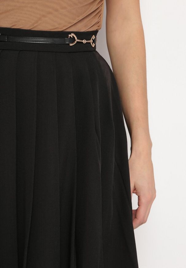 Born2be - Czarna Plisowana Spódnica Rozkloszowana z Klamerkami w Talii Drucila. Kolor: czarny. Wzór: aplikacja. Styl: elegancki