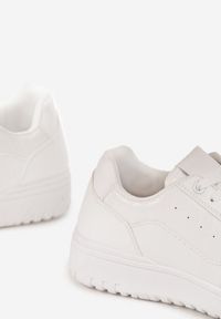 Born2be - Białe Sneakersy z Geometrycznym Wzorem i Perforacją Idellie. Okazja: na co dzień. Kolor: biały. Wzór: geometria #4
