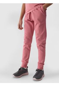 4F JUNIOR - Spodnie dresowe joggery dziewczęce - różowe. Okazja: na co dzień. Kolor: różowy. Materiał: dresówka. Wzór: ze splotem, gładki. Styl: casual, sportowy