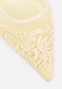 Renee - Żółte Szpilki VICES Slingback z Noskami w Szpic Ozdobionymi Haftem i Koralikami Laraidina. Zapięcie: pasek. Kolor: żółty. Materiał: satyna. Wzór: aplikacja, haft. Obcas: na szpilce #5