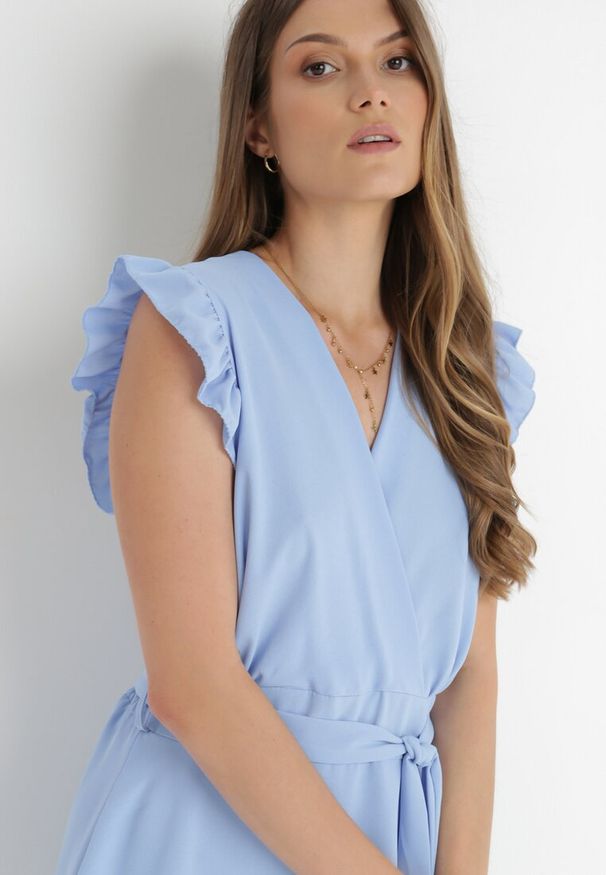 Born2be - Jasnoniebieska Sukienka Kopertowa z Falbankami i Wiązaniem Dalim. Okazja: na randkę. Typ kołnierza: kołnierz z falbankami. Kolor: niebieski. Materiał: materiał. Długość rękawa: bez rękawów. Wzór: aplikacja. Typ sukienki: kopertowe. Długość: midi