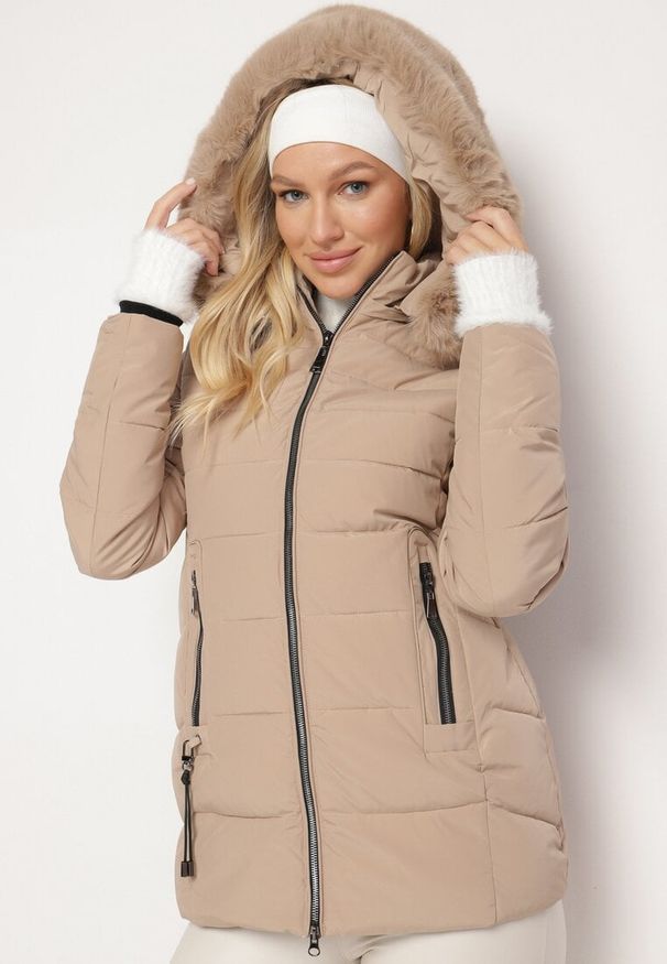 Born2be - Beżowa Pikowana Kurtka z Odpinanym Kapturem z Futerkiem Zinmora. Okazja: na co dzień. Kolor: beżowy. Materiał: futro. Długość rękawa: długi rękaw. Długość: długie. Sezon: zima. Styl: klasyczny, casual, elegancki