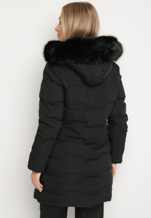 Born2be - Czarna Taliowana Kurtka z Pikowanymi Przeszyciami i Kapturem z Futrem Mundria. Okazja: na co dzień. Kolor: czarny. Materiał: futro. Styl: elegancki, klasyczny, casual