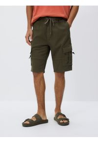 Reserved - Szorty cargo - zielony. Kolor: zielony. Materiał: bawełna #1