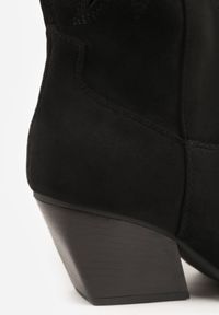 Born2be - Czarne Kozaki Kowbojki na Stożkowym Obcasie z Ażurową Cholewką Tidanna. Okazja: na co dzień, na randkę. Kolor: czarny. Szerokość cholewki: normalna. Wzór: ażurowy. Materiał: zamsz, jeans. Sezon: lato. Obcas: na obcasie. Styl: casual, klasyczny. Wysokość obcasa: średni #8