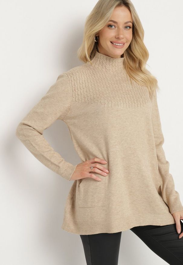 Born2be - Jasnobeżowy Sweter z Półgolfem Bawełną i Kieszenią w Stylu Kangurka Emirielia. Okazja: na co dzień, na spotkanie biznesowe, do pracy. Kolor: beżowy. Materiał: bawełna. Długość rękawa: długi rękaw. Długość: długie. Styl: elegancki, biznesowy, casual
