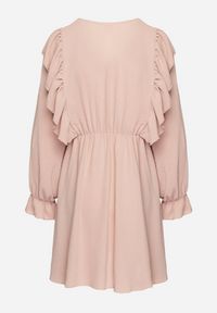 Born2be - Różowa Rozkloszowana Sukienka o Kopertowym Kroju z Falbankami Celonara. Okazja: na imprezę. Typ kołnierza: kołnierz z falbankami. Kolor: różowy. Typ sukienki: kopertowe. Styl: elegancki #4