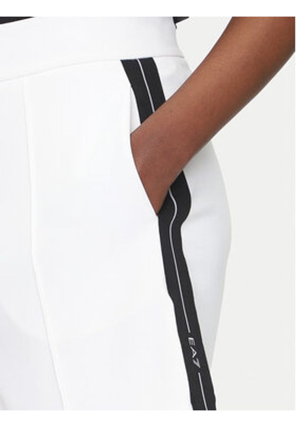 EA7 Emporio Armani Szorty materiałowe 7W000176 AF12643 U0002 Biały Regular Fit. Kolor: biały. Materiał: syntetyk