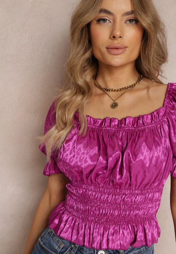 Renee - Ciemnofioletowa Bluzka z Ozdobnym Dekoltem i Gumką w Talii z Satynowej Tkaniny Agathli. Kolor: fioletowy. Materiał: satyna, tkanina