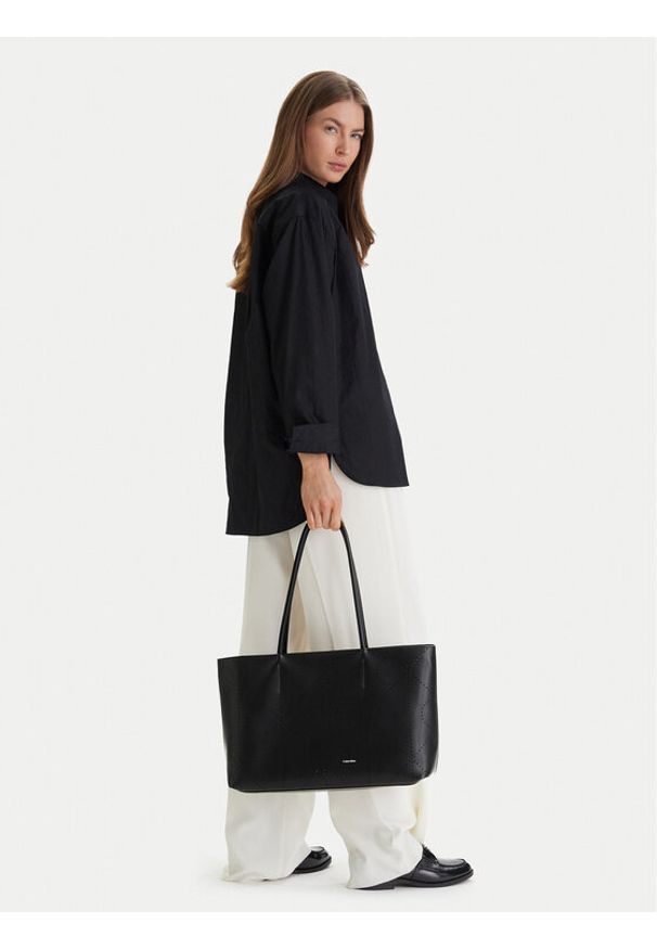 Calvin Klein Torebka Emblem Aop Perfor Lthr Tote LV04F3359G Czarny. Kolor: czarny. Materiał: skórzane