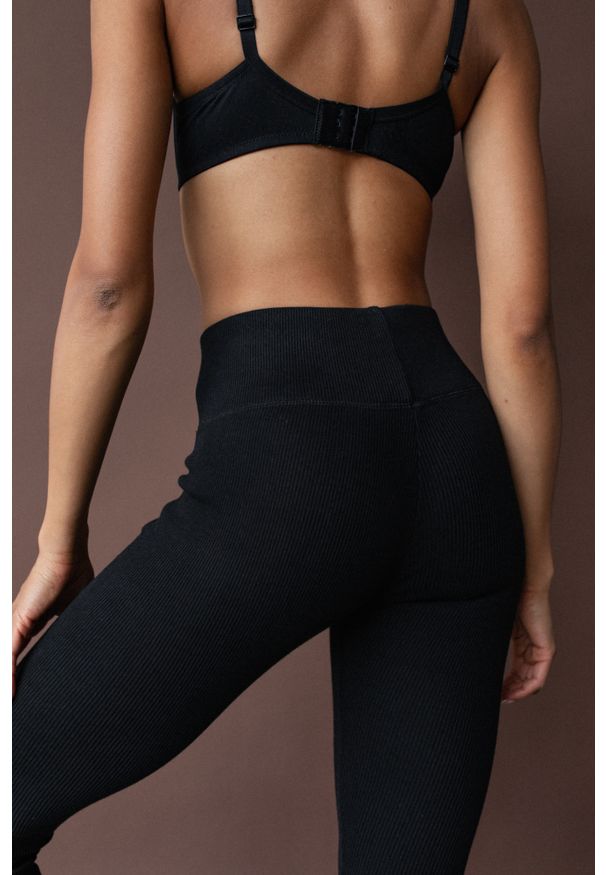 Marsala - Legginsy damskie z prążkowanej dzianiny w kolorze TOTALLY BLACK - HIPS-XL. Okazja: na co dzień. Materiał: prążkowany, dzianina. Styl: sportowy, casual