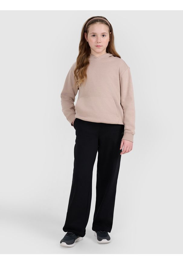 4f - 4F Spodnie dresowe z szerokimi nogawkami dziewczęce - czarne 128 (7-8 lat). Okazja: na co dzień, na spacer, na uczelnię. Stan: podwyższony. Kolor: czarny. Materiał: dresówka. Sezon: lato. Styl: casual