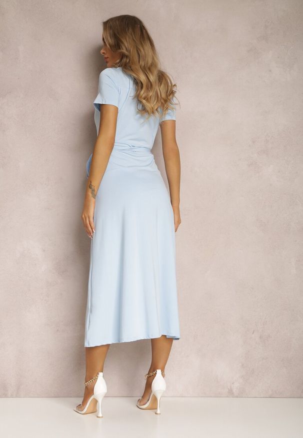 Renee - Jasnoniebieska Sukienka Koszulowa z Wiązanym Paskiem Asheila. Kolor: niebieski. Materiał: materiał. Długość rękawa: krótki rękaw. Wzór: aplikacja. Typ sukienki: koszulowe. Długość: midi