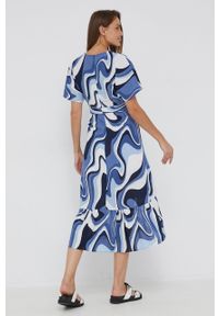 Answear Lab sukienka midi rozkloszowana. Kolor: niebieski. Materiał: tkanina. Długość rękawa: krótki rękaw. Typ sukienki: asymetryczne, rozkloszowane. Styl: wakacyjny. Długość: midi #2