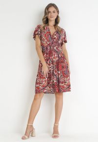 Born2be - Czerwona Kwiecista Sukienka Mini z Gumką w Talii i Krótkimi Rękawami Scillenne. Kolor: czerwony. Długość rękawa: krótki rękaw. Sezon: wiosna, lato. Typ sukienki: kopertowe. Długość: mini #4