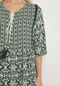 Born2be - Zielona Bawełniana Sukienka w Stylu Boho z Wiązaniem Przy Dekolcie Orradelle. Okazja: na co dzień. Kolor: zielony. Materiał: bawełna. Typ sukienki: proste. Styl: boho