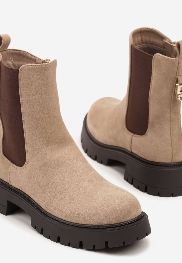 Renee - Ciemnobeżowe Botki Typu Sztyblety Zdobione Aplikacją Naladeia. Okazja: na co dzień. Kolor: beżowy. Materiał: jeans, skóra. Wzór: aplikacja. Styl: casual