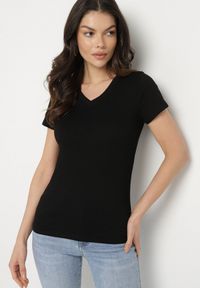 Born2be - Czarny T-shirt z Bawełny z Trójkątnym Dekoltem Semiora. Okazja: na co dzień. Kolor: czarny. Materiał: bawełna. Styl: klasyczny, casual #3