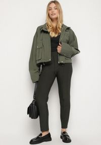Born2be - Ciemnozielone Spodnie Ozdobione Imitacją Kieszeni Faliona. Okazja: na co dzień. Kolor: zielony. Wzór: aplikacja. Styl: casual, elegancki #4