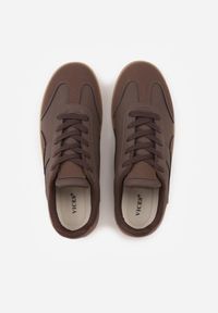 Renee - Brązowe Sneakersy VICES w Stylu Kultowych Tenisówek z Łączonych Materiałów Azivina. Okazja: na co dzień, na imprezę. Kolor: brązowy. Materiał: materiał #8