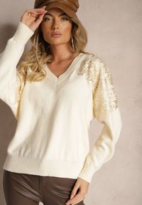 Renee - Jasnobeżowy Sweter o Kroju Nietoperza Ozdobiony Cekinami i Cyrkoniami Nevarraea. Okazja: na co dzień. Kolor: beżowy. Materiał: jeans. Wzór: aplikacja. Styl: klasyczny, casual, elegancki