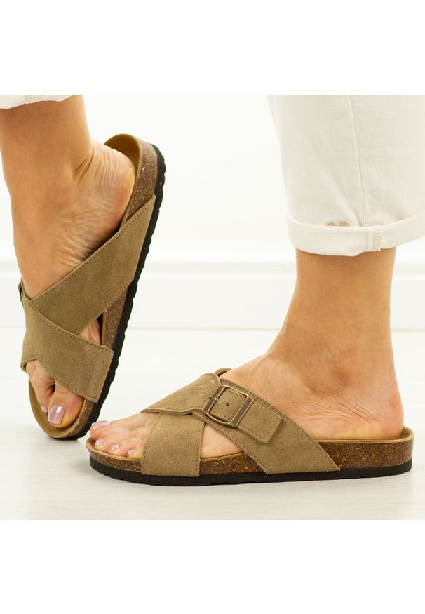 Taupe skórzane klapki damskie Filippo Dk7919/26. Okazja: na co dzień. Materiał: skóra, zamsz. Sezon: wiosna, lato. Styl: elegancki, wakacyjny, casual