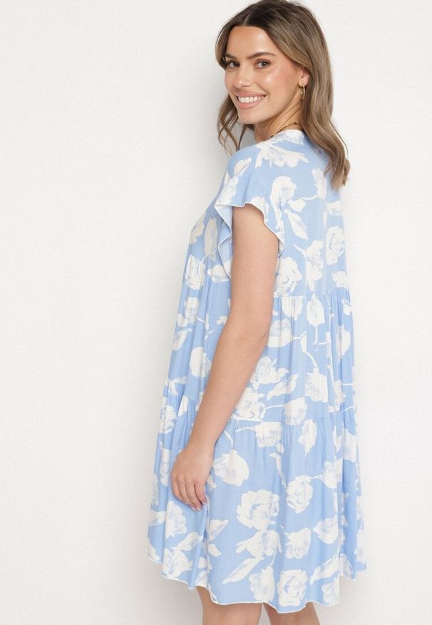 Born2be - Jasnoniebieska Bawełniana Sukienka o Kroju Oversize w Kwiaty Liralea. Okazja: na co dzień, na spacer. Kolor: niebieski. Materiał: bawełna. Wzór: kwiaty. Typ sukienki: oversize. Styl: klasyczny, casual