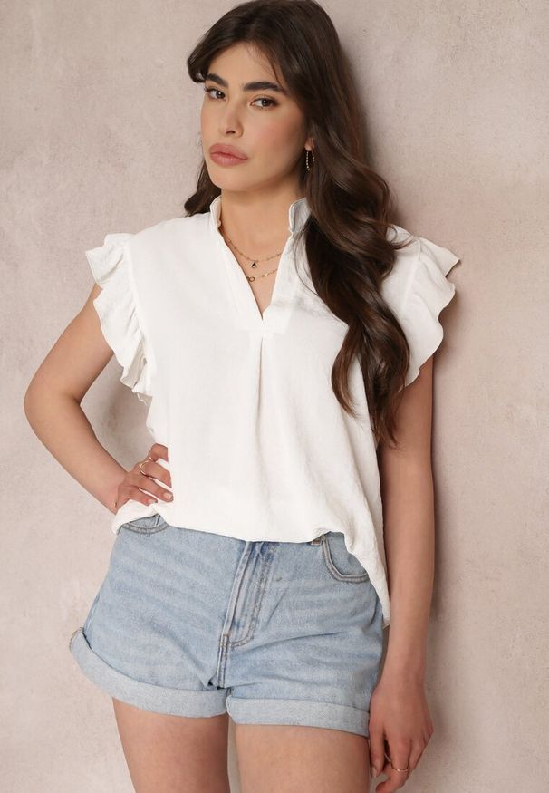 Renee - Biała Bluzka z Falbankami przy Ramionach i Głębokim Dekoltem Eleonor. Typ kołnierza: kołnierz z falbankami. Kolor: biały