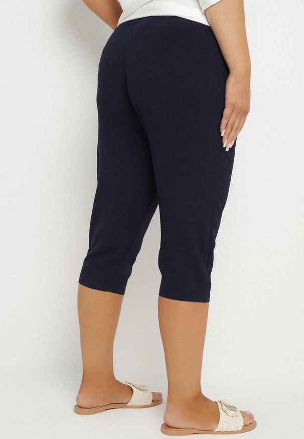 Born2be - Granatowe Spodnie z Gumką w Pasie 7/8 Tenimira. Okazja: na co dzień, na spacer. Kolekcja: plus size. Kolor: niebieski. Styl: klasyczny, elegancki, casual