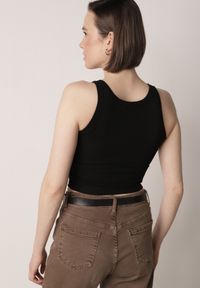 Born2be - Czarny Top z Prążkowanego Materiału Zitessa. Okazja: na co dzień. Kolor: czarny. Materiał: prążkowany, materiał. Długość rękawa: na ramiączkach. Styl: casual, elegancki, klasyczny #4