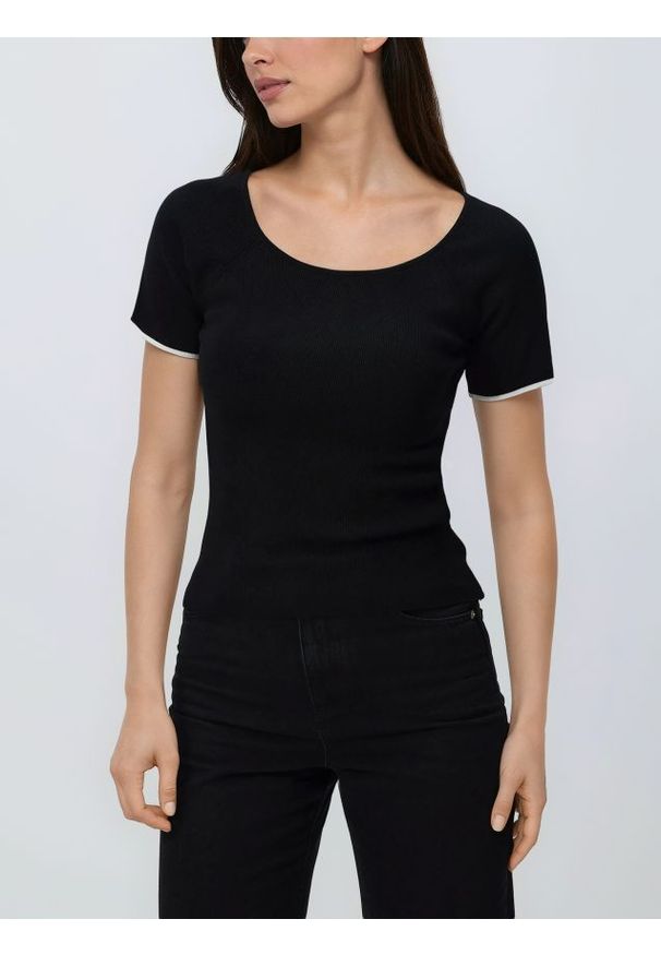 Reserved - Sweter z krótkim rękawem - czarny. Kolor: czarny. Materiał: dzianina, wiskoza. Długość rękawa: krótki rękaw. Długość: krótkie