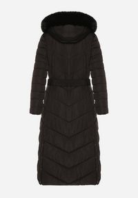 Born2be - Czarna Długa Kurtka Zimowa z Pikowaniem Paskiem i Kapturem z Futrem Retilma. Kolor: czarny. Materiał: futro. Długość: długie. Sezon: zima. Styl: elegancki #4