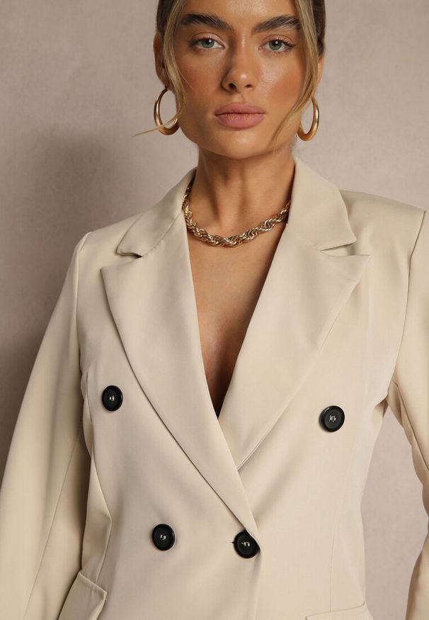 Renee - Beżowa Taliowana Marynarka Ozdobiona Klapami Evelhiria. Okazja: na co dzień. Kolor: beżowy. Materiał: jeans. Wzór: aplikacja. Styl: klasyczny, elegancki, casual