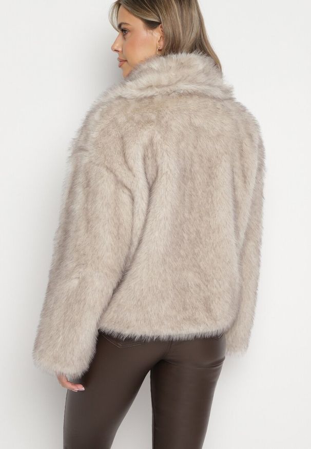 Born2be - Beżowa Kurtka Futerko z Szerokim Kołnierzem Vertilira. Okazja: na co dzień. Kolor: beżowy. Materiał: futro. Styl: wizytowy, casual, elegancki