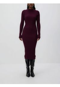 Reserved - Prążkowana sukienka z wiskozą - bordowy. Kolor: czerwony. Materiał: wiskoza, prążkowany