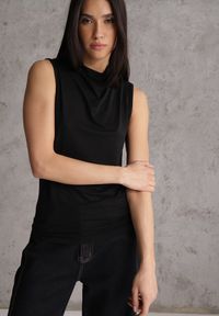 Renee - Czarna Bluzka Top Bez Rękawów ze Stójką Nedire. Typ kołnierza: kołnierzyk stójkowy. Kolor: czarny. Materiał: jeans, materiał, elastan, poliester. Długość rękawa: bez rękawów. Styl: elegancki #3