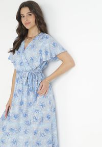 Born2be - Niebieska Sukienka Kopertowa z Wiskozy z Gumką w Talii i Metalicznym Wzorem Hollisa. Kolor: niebieski. Materiał: wiskoza. Typ sukienki: kopertowe #2