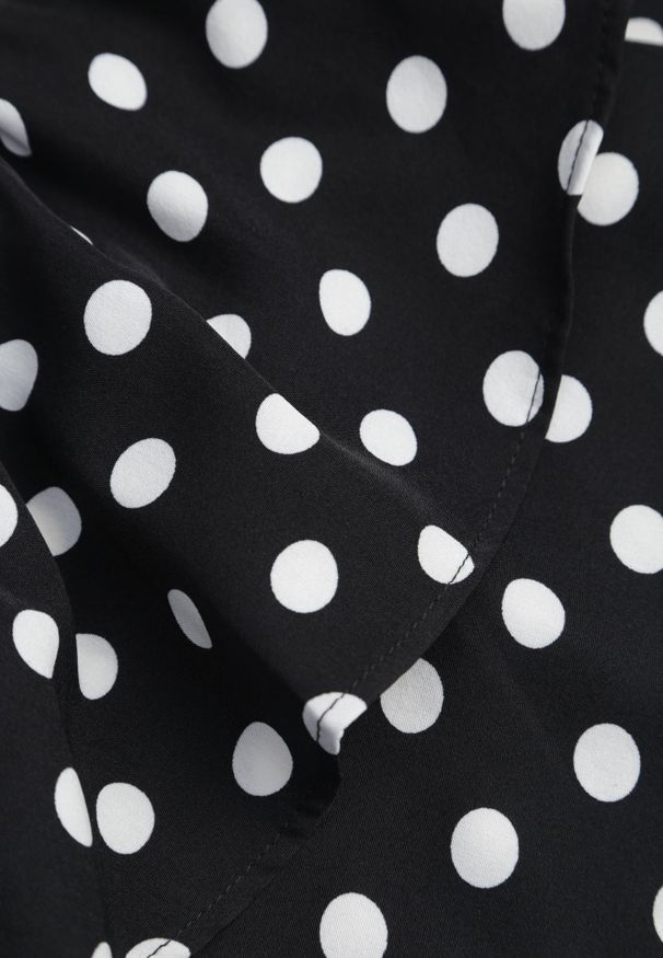 Renee - Czarna Krótka Spódnica z Falbankami i Printem w Kropki Xalisa. Kolor: czarny. Długość: krótkie. Wzór: kropki, nadruk. Sezon: lato