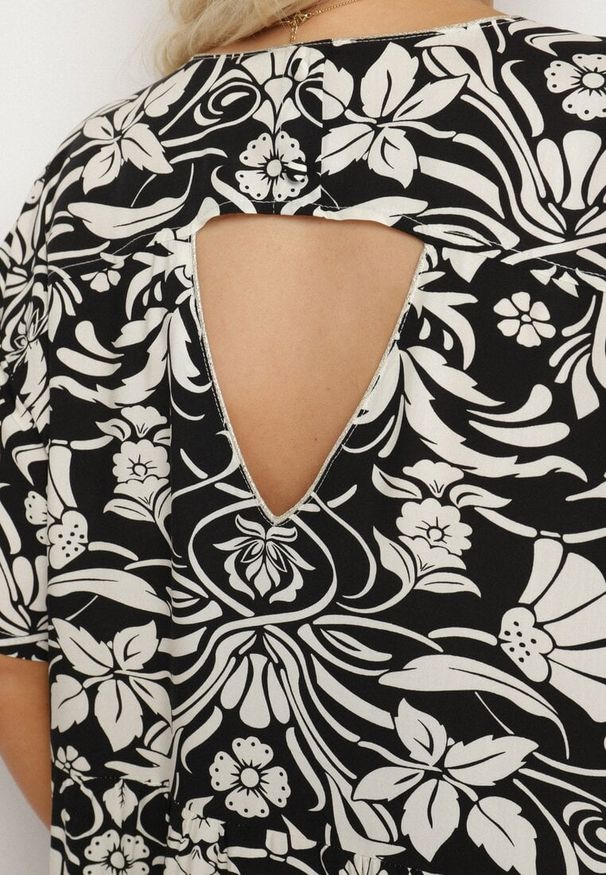 Born2be - Czarna Pudełkowa Sukienka z Wiskozy w Kwiaty z Guzikami Liramiree. Okazja: na co dzień, na spacer, na imprezę. Kolor: czarny. Materiał: wiskoza. Wzór: kwiaty. Typ sukienki: proste. Styl: klasyczny, casual, elegancki