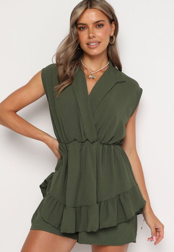 Born2be - Ciemnozielony Krótki Kombinezon z Falbankami i Kołnierzykiem Laravia. Kolor: zielony. Długość: krótkie. Styl: wizytowy, elegancki