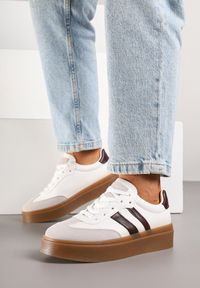 Renee - Biało-Bordowe Sneakersy na Kauczukowej Podeszwie Ozdobione Paskami Nilimea. Okazja: na co dzień. Zapięcie: pasek. Kolor: biały. Materiał: kauczuk. Wzór: aplikacja #6