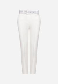 Born2be - Białe Garniturowe Dopasowane Spodnie z Materiałowym Paskiem z Klamrą Kerriy. Kolor: biały. Materiał: materiał